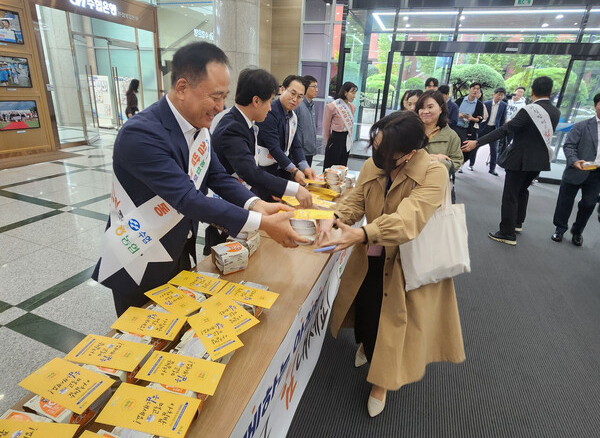 23일 오전 수협중앙회 본관에서 열린 ‘수산물과 함께하는 아침밥먹기’ 행사 참석자들이 농협 즉석밥 '밥심'을 출근하는 수협 임직원에게 나누어 주고 있다.<br>
