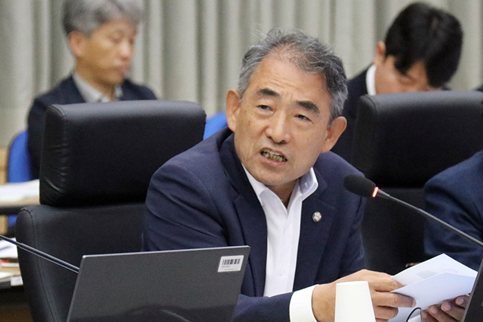 국회 농림축산식품해양수산위원회 소속 더불어민주당 윤준병 의원이 국정감사에서 질의하고 있다.<br>
