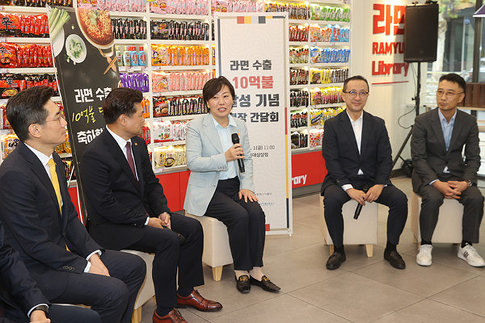 송미령 농림축산식품부 장관이 1일 서울 마포구 CU 홍대상상점에서 열린 라면 수출 10억불 달성 기념 현장 간담회에서 인사말을 하고 있다.<br>
