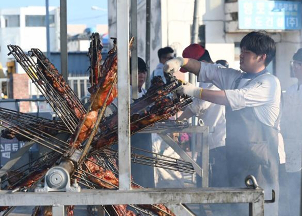 지난 2일 바비큐가 익고 있는 홍성글로벌바비큐페스티벌 현장<br>
