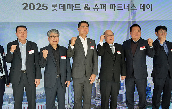 롯데마트·슈퍼 '파트너스 데이'를 주재한 강성현 대표(왼쪽에서 세 번째) <br>
