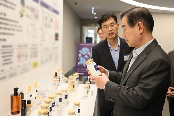 '삼양 이노베이션 R&D 페어'에서 삼양홀딩스 김윤 회장이 전시 과제를 살펴보고 있다<br>
