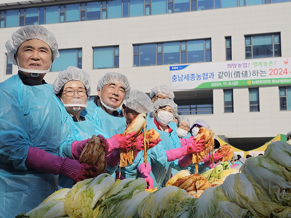 ‘2024 충남세종농협 함께하는 김장김치 나눔행사’ 현장(왼쪽부터)김태흠 충남도지사, 오정순 농가주부모임 충남연합회장, 백남성 농협 충남세종본부장<br>
