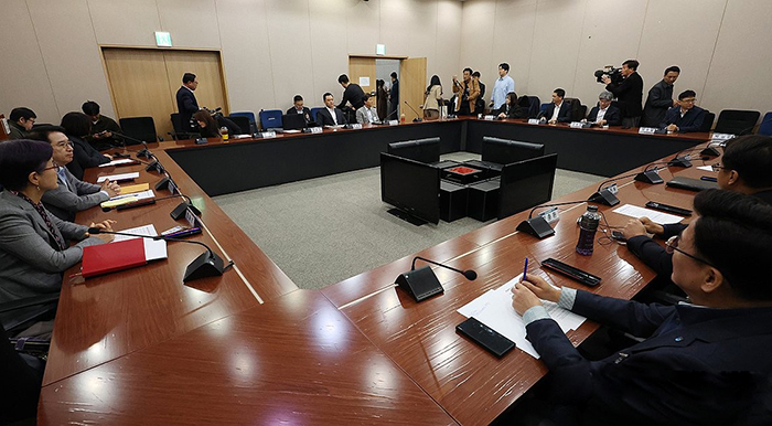 지난 7일 서울 정부서울청사 별관에서 열린 배달플랫폼-입점업체 상생협의체 제11차 회의에 참석한 이정희 위원장과 관계자들.<br>
