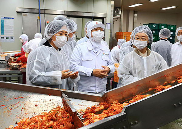 송미령 농림축산식품부 장관(왼쪽)과 오유경 식품의약품안전처장(오른쪽)이 13일 충남 청양 소재의 한 업체를 방문해 김장재료의 위생상태를 살펴보고 있다.<br>
