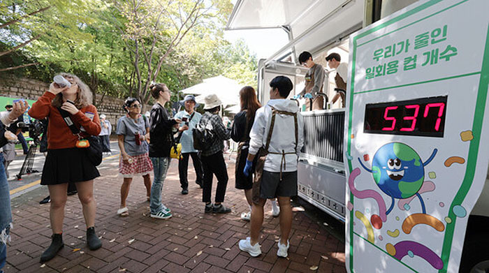 지난 9월 22일 서울 중구 덕수궁 돌담길에서 열린 '2024 차(車) 없는 날, 차(茶) 있는 거리'에서 개인컵, 텀블러를 가져온 시민들이 무료로 차를 제공받고 있다. <br>
