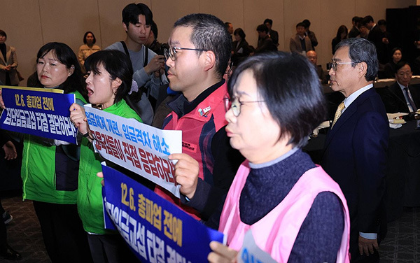 지난 21일 오후 서울 용산구 그랜드하얏트 서울 호텔에서 열린 제100회 전국시도교육감협의회 총회 시작에 앞서 피케팅하는 전국학교비정규직노동조합 조합원들.<br>
