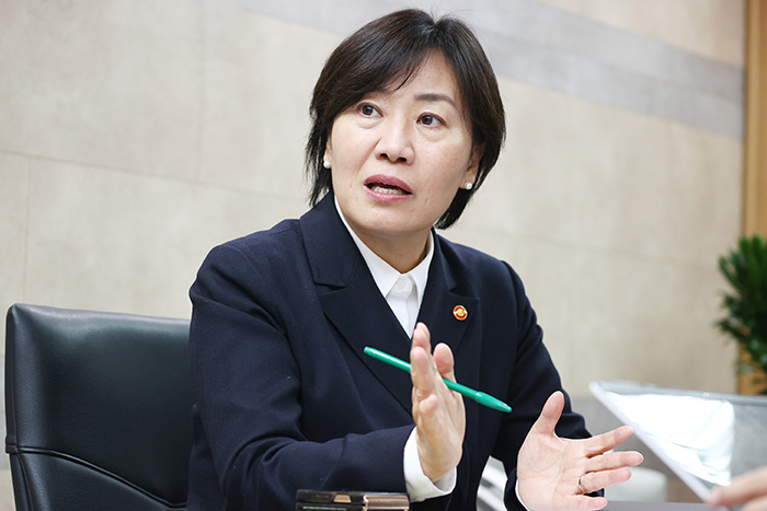 송미령 농림축산식품부 장관은 27일 여의도에서 기자들과 만나 "양곡관리법 개정안은 산지 쌀값을 오히려 떨어뜨릴 것"이라며 법 개정 반대 입장을 밝혔다. <br>
