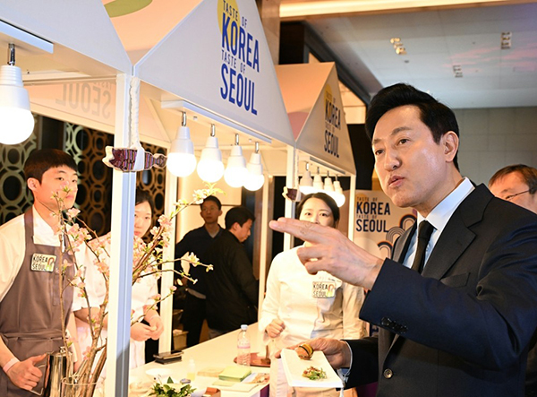 오세훈 서울시장이 지난 3월 26일 서울 강남구 그랜드 인터컨티넨탈 서울 파르나스에서 열린 '아시아 50 베스트 레스토랑' 시상식에 참석, 서울미식홍보존에서 한식 소개를 듣고 있다.<br>
