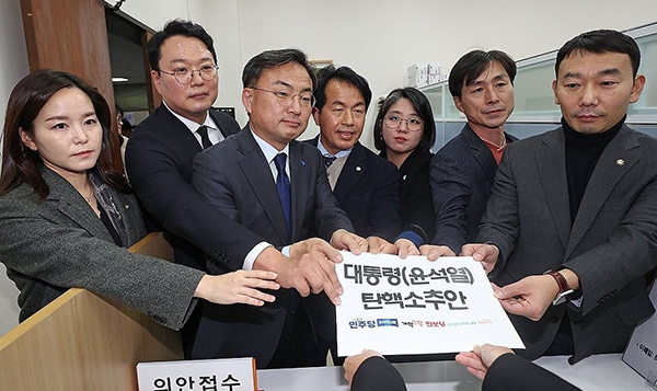  4일 서울 여의도 국회에서 개혁신당 이주영 의원(왼쪽부터), 천하람 원내대표, 조국혁신당 신장식 의원, 진보당 윤종오 원내대표, 기본소득당 용혜인 대표, 사회민주당 한창민 대표, 더불어민주당 김용민 의원이 야6당이 공동발의한 윤석열 대통령 탄핵소추안을 제출하고 있다. <br>
