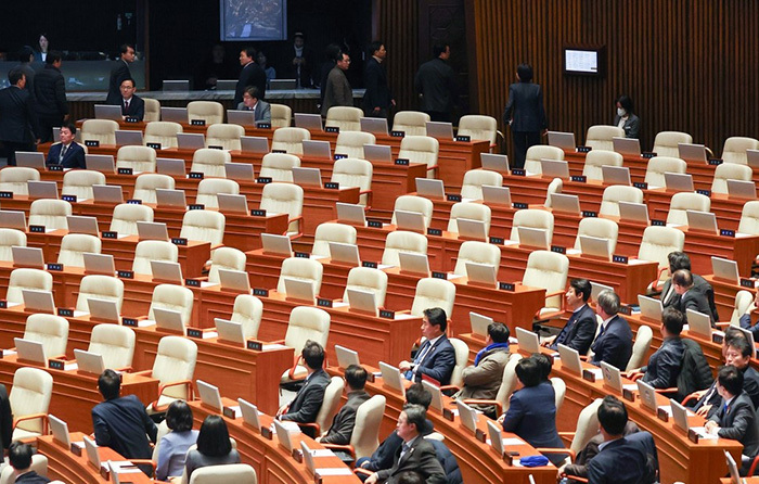 7일 오후 국회 본회의에서 김건희 특검법 제의안이 부결된 뒤 윤석열 대통령 탄핵안이 상정되자 국민의힘 의원들이 퇴장하고 있다. <br>
