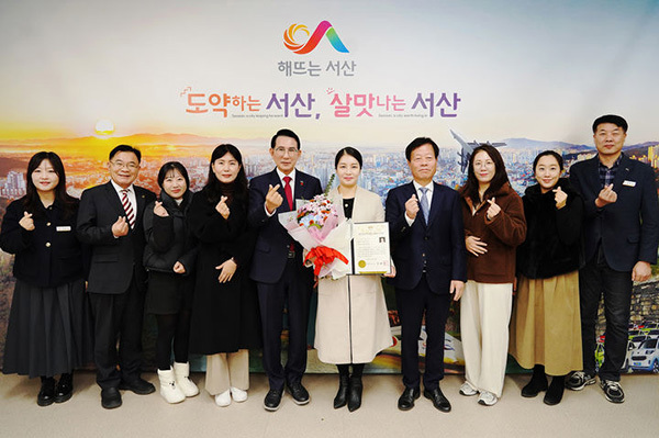 서산시청 시장실에서 열린 충남도 무형유산 '승무' 인정서 전달식에 참석한 이애리(왼쪽 여섯번째)씨와 이완섭(왼쪽 다섯번째) 서산시장이 관계자들과 함께 기념 사진을 찍고 있다.<br>
