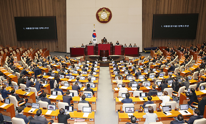 우원식 국회의장이 14일 오후 국회 본회의에서 윤석열 대통령 탄핵소추안을 가결하고 있다. <br>
