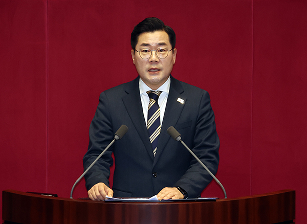 더불어민주당 박찬대 원내대표가 14일 국회에서 열린 본회의에서 대통령 탄핵소추안 제안설명을 하고 있다. <br>
