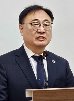<strong>충북도청 브리핑실에서 기자회견하는 더불어민주당 이광희 의원</strong>