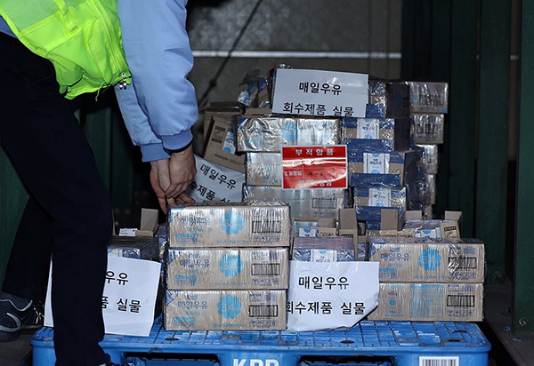 16일 광주 광산구 운수동 매일유업 광주공장에서 한 직원이 회수된 세척수 혼입 제품을 옮기고 있다.<br>
