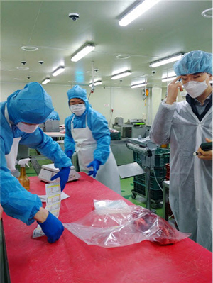 서울시 관계자들이 서울시 학교급식 납품업체를 대상으로 축산물 위생점검 및 축산물 안전성 검사를 하고 있는 모습. 