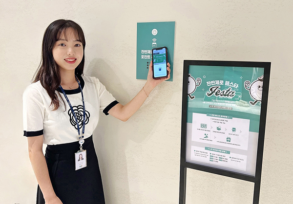 현대그린푸드 직원이 '제로 웨이스트 프로젝트'의 일환으로 도입한 '잔반제로 포인트'를 소개하고 있다.<br>
