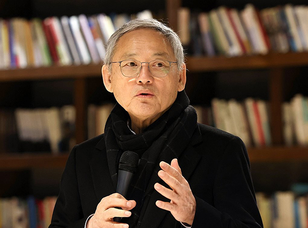 유인촌 문화체육관광부 장관이 12일 '대한민국 문화도시'로 선정된 세종시 조치원1927아트센터에서 전문가와 시민들을 만나 '한글 문화도시'에 대한 의견을 나누고 있다.<br>
