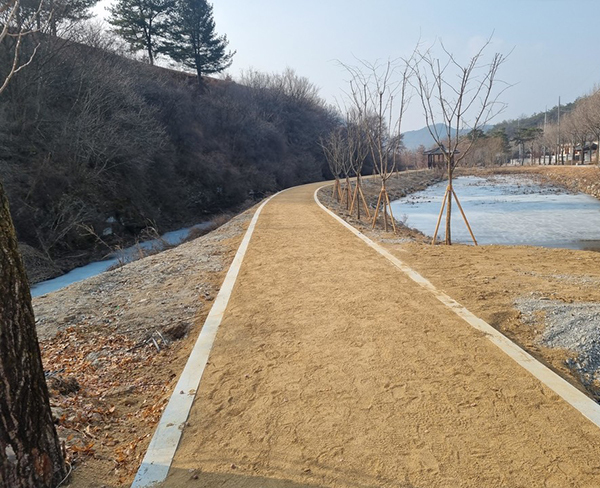 괴산군이 성황천변에 조성하는 맨발걷기길 예상도<br>
