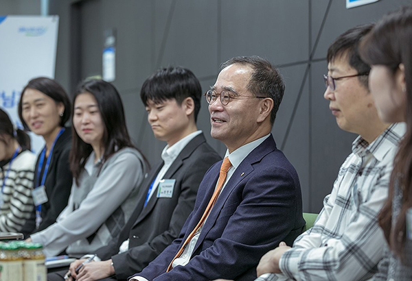 이찬우 NH농협금융지주 회장이 4일 서울 용산구 고객행복센터에서 직원들의 의견을 듣고 있다. <br>
