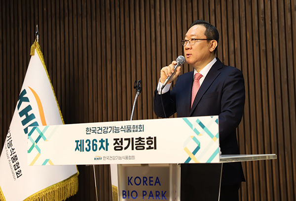 19일 열린 ‘한국건강기능식품협회 제36차 정기총회’에서 정명수 협회장이 인사말을 전하고 있다.<br>
