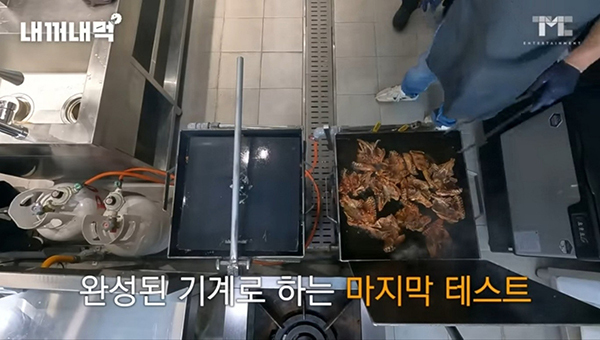 LP가스통 옆에서 닭 튀김 요리하는 장면<br>
