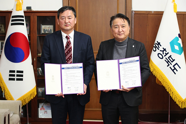 왼쪽부터 김정욱 후레쉬퍼스트 대표와 김영환 충북지사<br>
