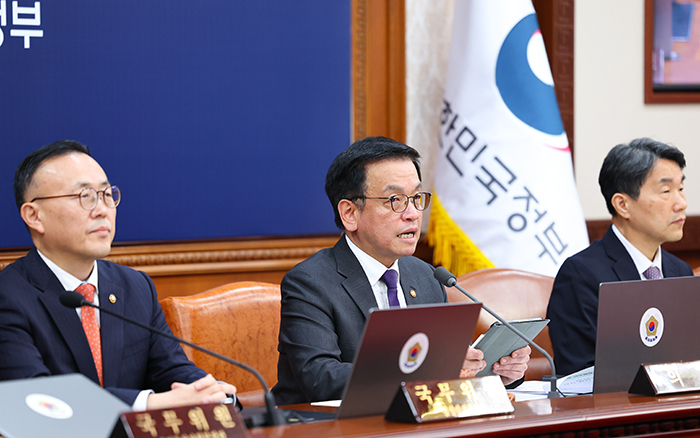 최상목 대통령 권한대행 부총리 겸 기획재정부 장관이 25일 정부서울청사에서 열린 국무회의에서 발언하고 있다.<br>
