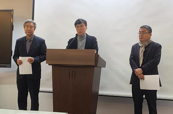 <strong>기자회견 하는 충북경실련 전직 임원들</strong><br>
