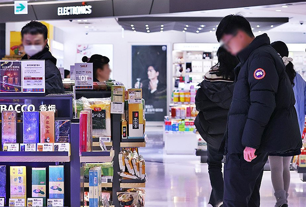 서울 시내 한 면세점에서 쇼핑하는 관광객들 모습. <br>
