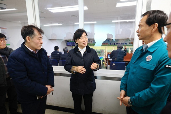 송미령 장관은 27일 충북 음성에 있는 농협 축산물공판장을 찾아 도축장 전기요금 할인 특례 종료와 관련해 업계 의견을 들었다.<br>
