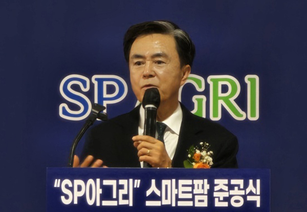 김태흠 충남도지사가 28일 서산시 운산면에 위치한 농업회사법인 SP아그리 스마트팜 준공식에 참석해 축사를 하고 있다.<br>
