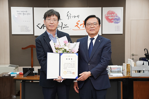 <strong>기념촬영하는 김정태 교수(왼쪽)와 김석필 천안시 부시장</strong><br>
