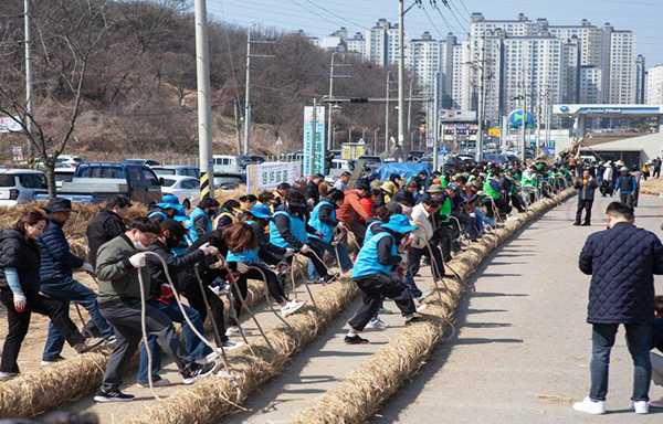 지난해 줄 제작 모습<br>
