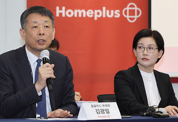 김광일 홈플러스 공동대표(왼쪽)가 14일 서울 강서구 홈플러스 본사에서 열린 기업 회생절차(법정관리) 관련 기자간담회에서 발언하고 있다. 오른쪽은 조주연 홈플러스 공동대표.<br>
