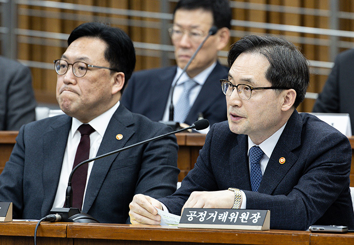 한기정 공정거래위원회 위원장이 18일 서울 여의도 국회 정무위원회에서 열린 홈플러스·MBK 파트너스 및 삼부토건 관련 긴급 현안질의에서 의원 질의에 답변하고 있다. <br>
