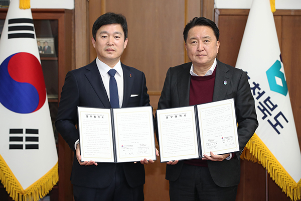 왼쪽부터 이경수 한국관광협회 중앙회장과 김영환 충북지사<br>

