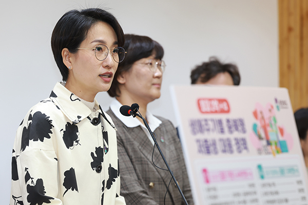 결혼, 임신·출산, 양육 관련 신규 지원책 발표하는 김수민 충북도 정무부지사<br>
