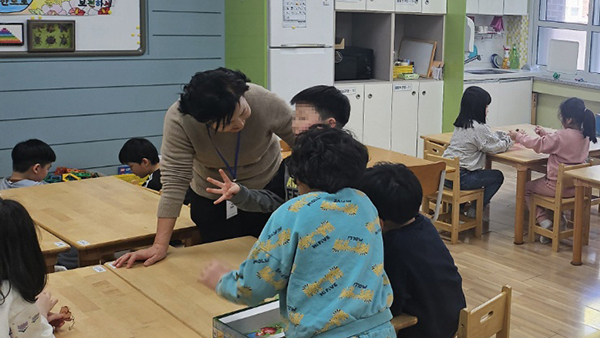 노인 일자리 사업을 통해 초등 돌봄 활동하는 어르신<br>
