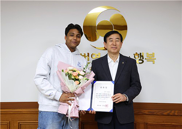 <strong>삼힛 코풀라(왼쪽)와 조길형 시장</strong><br>
