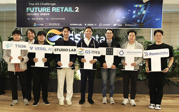허서홍 GS리테일 대표이사(우측서 4번째)와 6개 스타트업 임직원<br>
