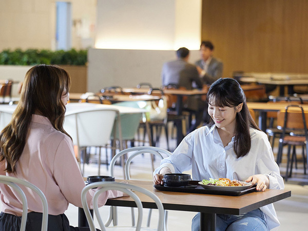 CJ프레시웨이 단체급식장 그린테리아에서 식사하는 직원들.<br>
