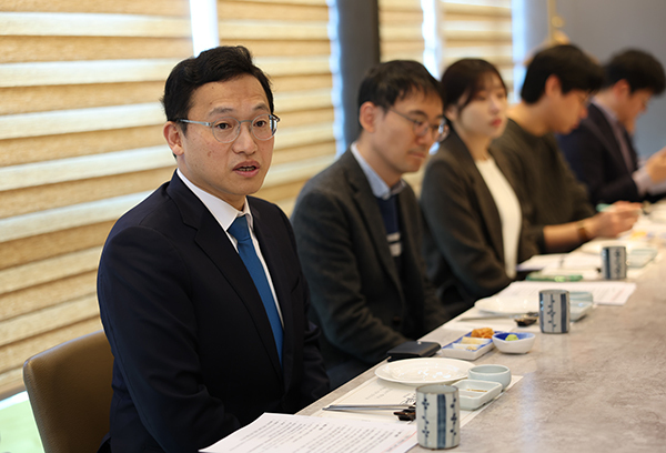 대한민국 과학기술축제 행사 설명하는 정우성 한국과학창의재단 이사장<br>
