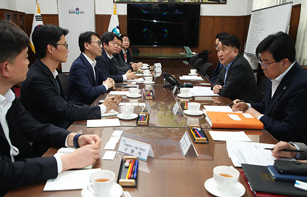 한화 그룹 임원진 만나는 김영환 지사<br>
