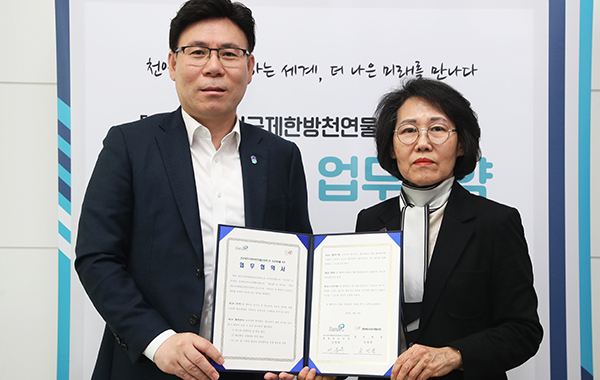 <strong>이동옥 행정부지사(왼쪽)와 송영란 충북도여성단체협의회장</strong><br>
