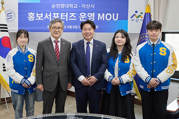 기념촬영하는 오세현 시장(왼쪽 3번째)과 학교 관계자 및 학생들<br>
