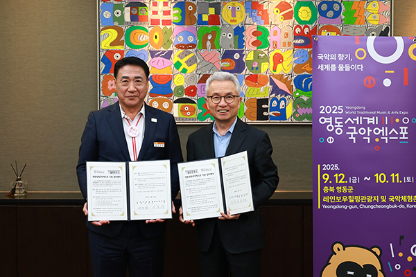 정영철(왼쪽) 군수와 안호상 사장<br>

