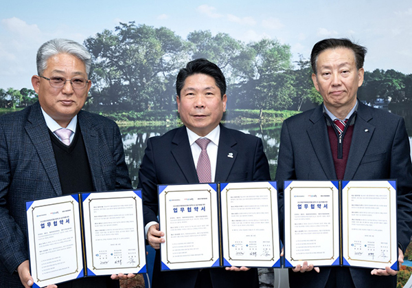 왼쪽부터 김현응 회장, 김창규 시장, 한정철 회장<br>
