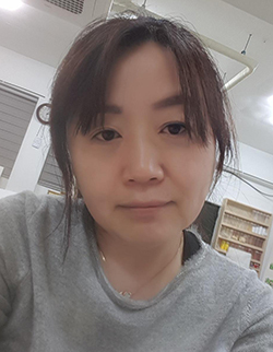 작업실에서의 윤선홍 작가.